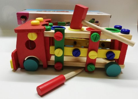 Drewniane autko edukacyjne narzędzia młotek kulki Drewniane autko edukacyjne narzędzia młotek kulki