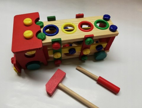 Drewniane autko edukacyjne narzędzia młotek kulki Drewniane autko edukacyjne narzędzia młotek kulki